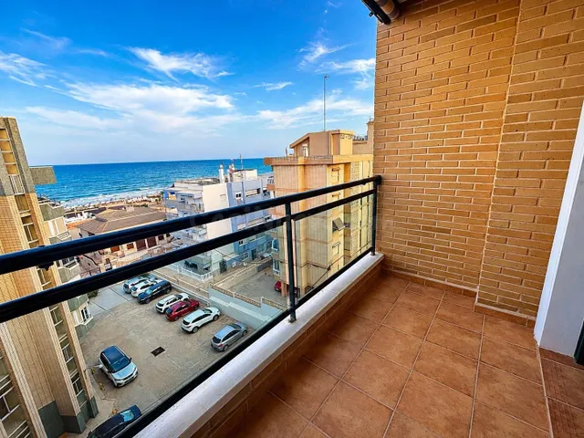 Ático dúplex con vistas frontales al mar y amplio solárium e