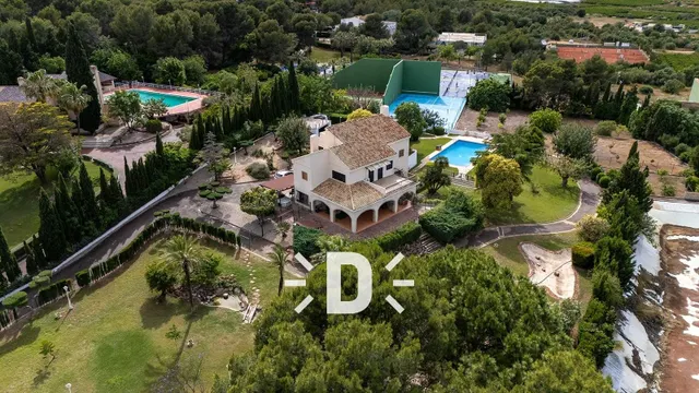 Exclusivo chalet reformado en Picassent con piscina y pista  - foto 2
