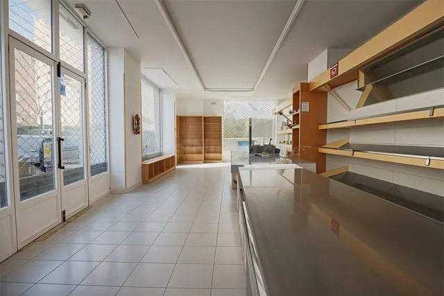 local comercial con gran escaparate - foto 3