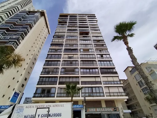 Apartamento de esquina con 2 dormitorios y terraza acristlada en 1 Linea playa Levante. — 34