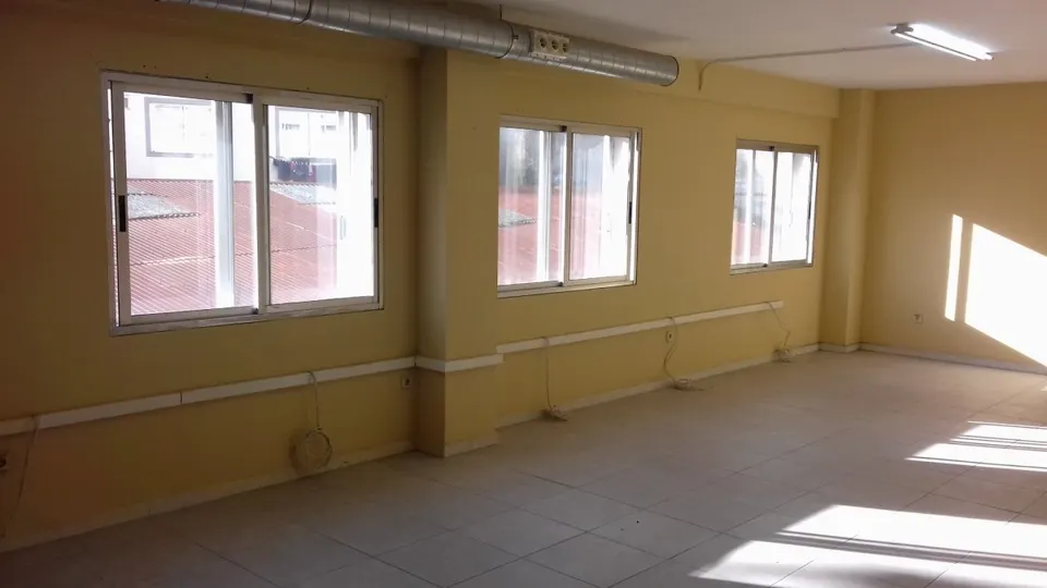SE VENDE LOCAL, ZONA VIRXE DA CERCA, DE 400 M2