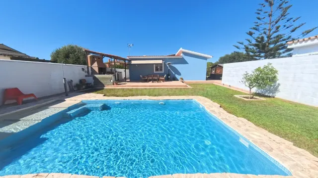 Chalet urbano reformado con piscina, apartamento independien