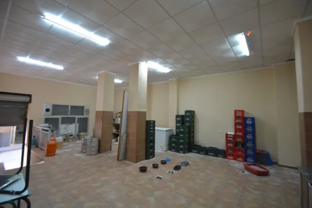 ¡¡ Gran oportunidad de negocio !! Venta de dos locales comerciales, opción a compra o traspaso. — 23