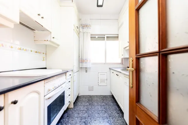 Piso amplio con 4 habitaciones y luminoso con terraza en zona tranquila y ajardinada. — 17