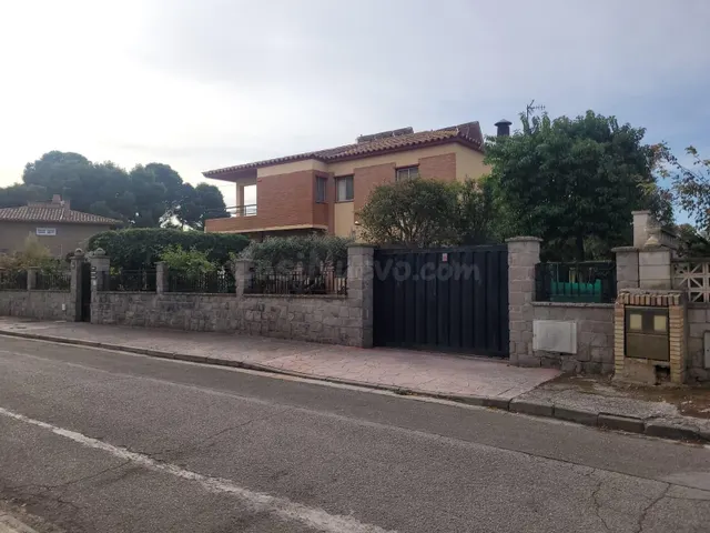 Impresionante Chalet con Amplio Terreno y Piscina en las Afu - foto 2