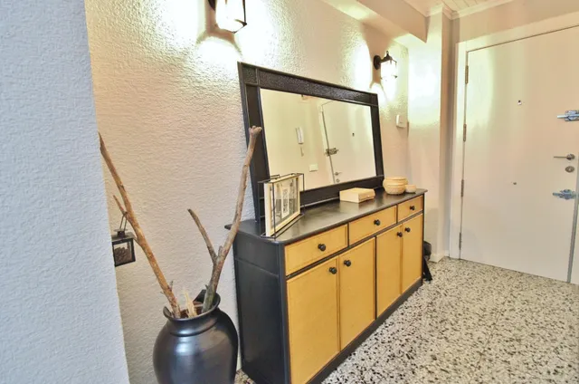 ¡Oportunidad única de inversión en Alicante! Piso en venta en Calle Pinoso, — 14