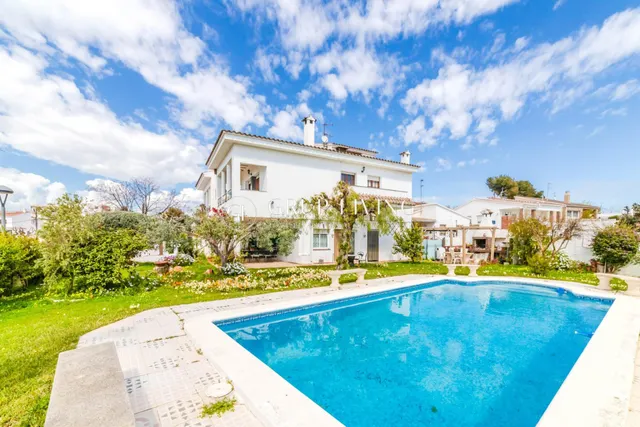 ELEGANTE CASA ESQUINERA DE ESTILO INGLÉS CON VISTAS AL MAR — 50