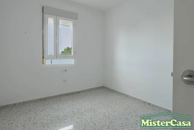 EXCLUSIVA. Zona norte. Ático Dúplex VPO. Terraza-solarium de 52m2. 4 dormitorios, 2 baños. Garaje. — 23