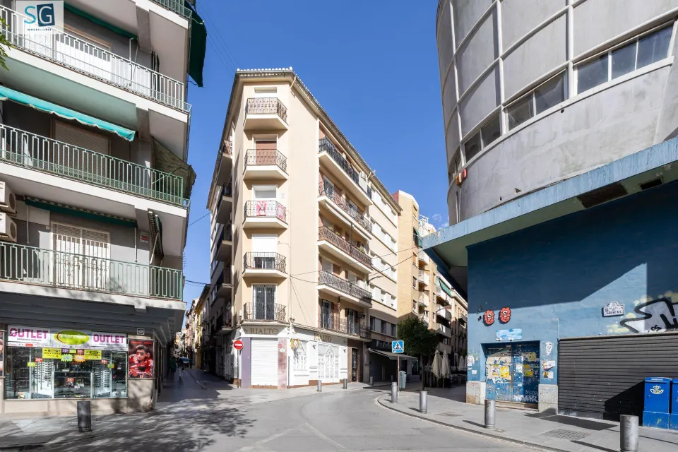 Local Comercial en el Corazón de Granada - Oportunidad Única