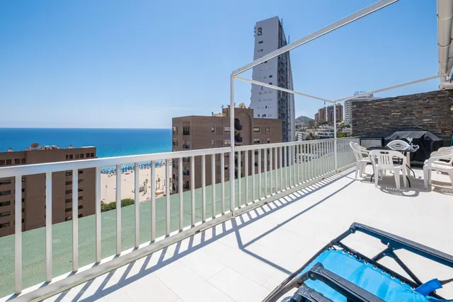 Ático en segunda línea de playa Poniente con vistas panorámicas al mar, a la playa y a la ciudad. — 24