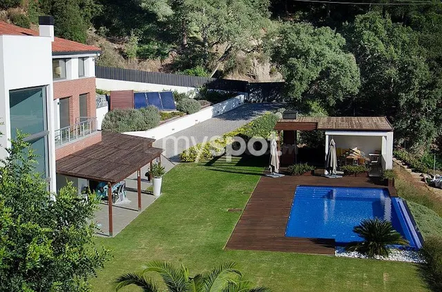Villa moderna y de lujo con piscina infinita en zona discret