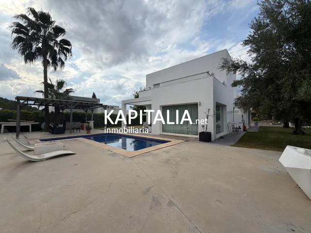 ESPECTACULAR CHALET DE DISEÑO EN URBANIZACIÓN CON PISCINA. — 9