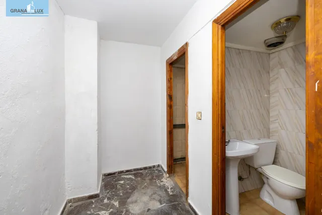 Local comercial junto a calle Alhamar. Ideal para oficina, despacho o almacén. Muy económico — 10