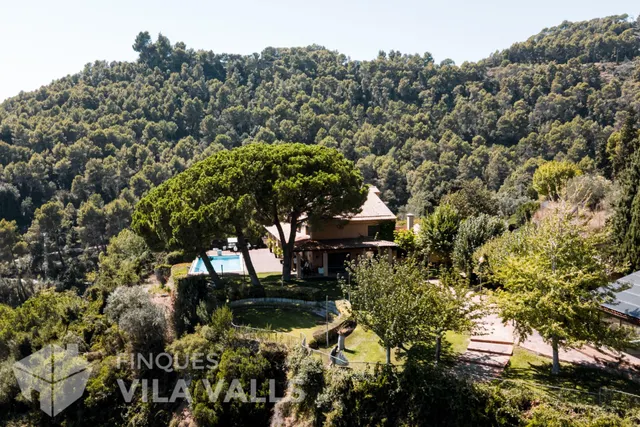 Villa de lujo con piscinas y finca de 6 ha en Sant Feliu de Codines — 9