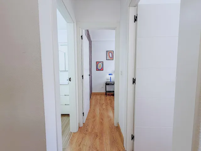 Casa adosada reformada y espaciosa de tres plantas (86 m2) con 3 dormitorios, 2 baños y 1 aseo. Terraza frente, piscina comunitaria, cerca del La Zenia Boulevard y a tan solo 650 m de Playa Flamenca — 16