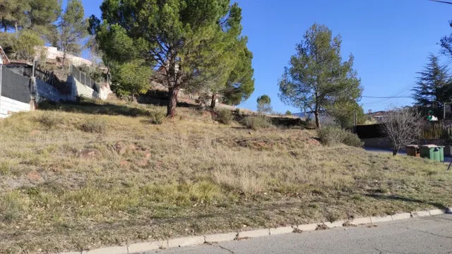 TERRENO ESQUINERO DE 1307m2 EN LA URBANIZACIÓN DE COMABELLA,