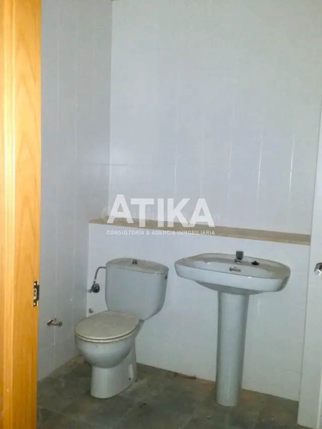 LOCAL COMERCIAL JUNTO A TODOS LOS SERVICIOS Y COMERCIOS - foto 2