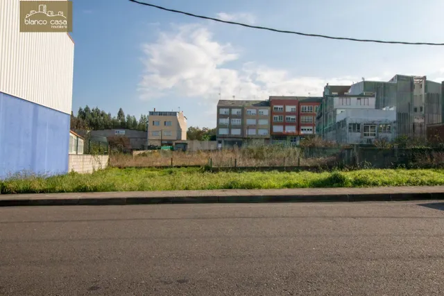 Solar de 170m2 cerca del Bosque de Carballo