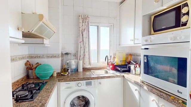 ¡Oportunidad única en el Paseo Marítimo, un dormitorio, terraza, parking, magníficas vistas al mar! — 14