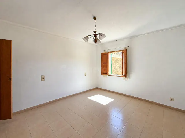 Encantadora Casa de Pueblo con Potencial y Espacios Exterior - foto 3