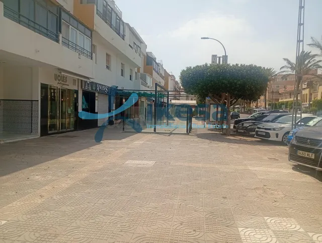 Oportunidad de Inversión: Local Comercial en Roquetas de Mar — 2