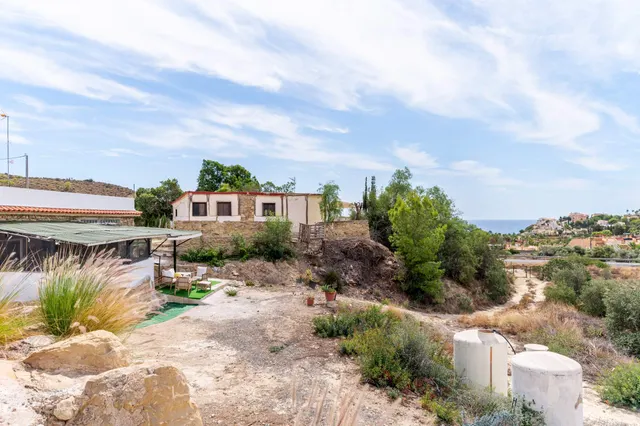 "Carácter rústico junto al mar, tu chalet para reinventar." — 27