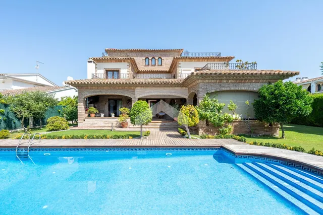 Vivienda singular con piscina y jardin - foto 2