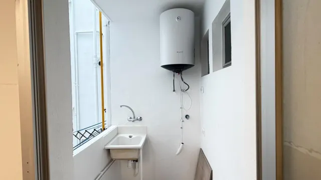 Piso en alquiler de tres dormitorios y dos baños completos. — 2
