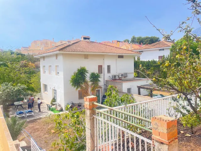 CASA ADOSADA EN LA NUCÍA CON GRANDES POSIBILIDADES — 27