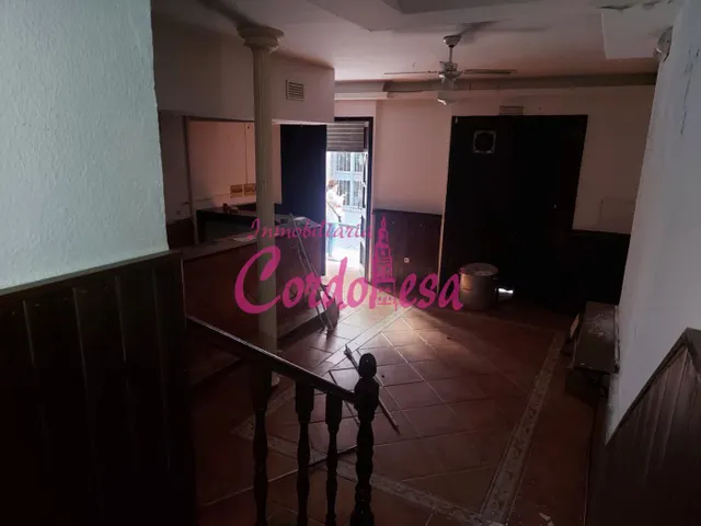CASA INDEPENDIENTE CON LOCAL COMERCIAL EN PLANTA BAJA — 8