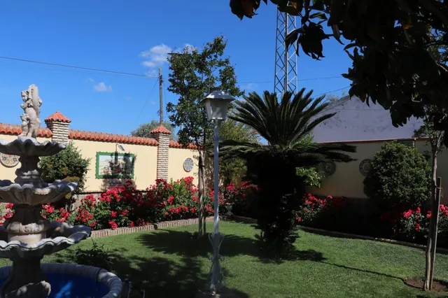 ESPECTACULAR CHALET CON DOS CASAS Y AMPLIO TERRENO — 11