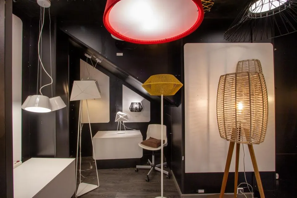 SE VENDE TIENDA DE iluminación EN PLENO RENDIMIENTO POR JUBILACION