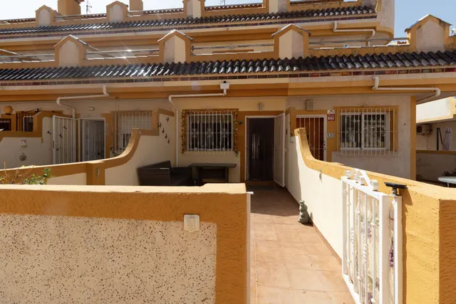 ADOSADO DE 3 DORMITORIOS Y 2 BAÑOS EN ORIHUELA COSTA — 36