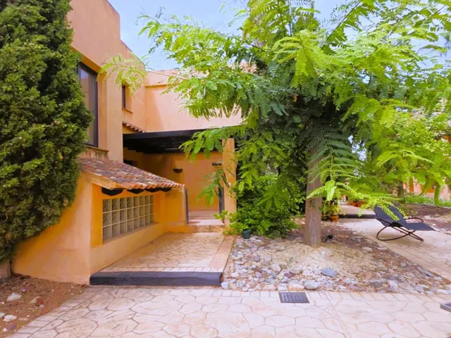 Magnífica y espaciosa casa adosada de 4 plantas (aprox. 176 m2). Varias terrazas y gran zona de piscina comunitaria. Cerca de campos de golf, La Zenia Boulevard, y a poco más de 5 km de las playas. — 44