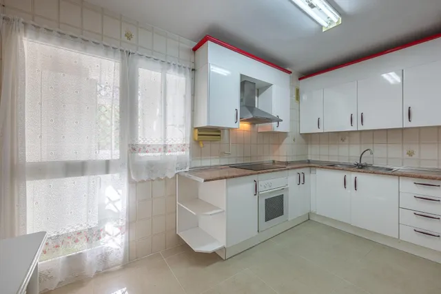 Piso familiar de 4 dormitorios con dos terrazas y piscina en el centro de Fuengirola — 7