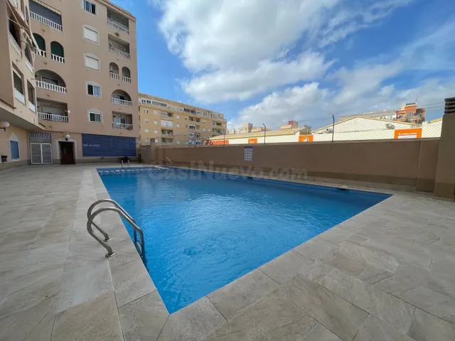 Apartamento exterior con vistas despejadas y piscina comunitaria en Torrevieja — 2