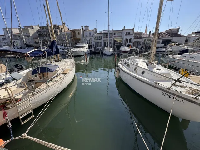 Empuriabrava | Conjunto náutico con amarre de 11 m, parking 