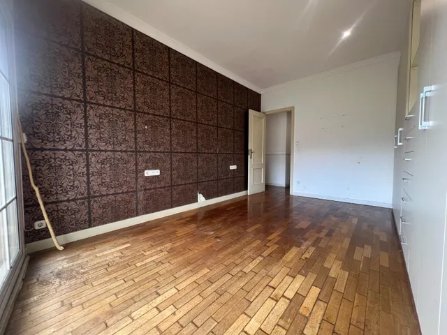 Amplio piso de 3 habitaciones con balcón en el centro de Granollers — 11