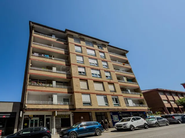 Piso con terraza a la venta en Fernando de Los Rios. - foto 2