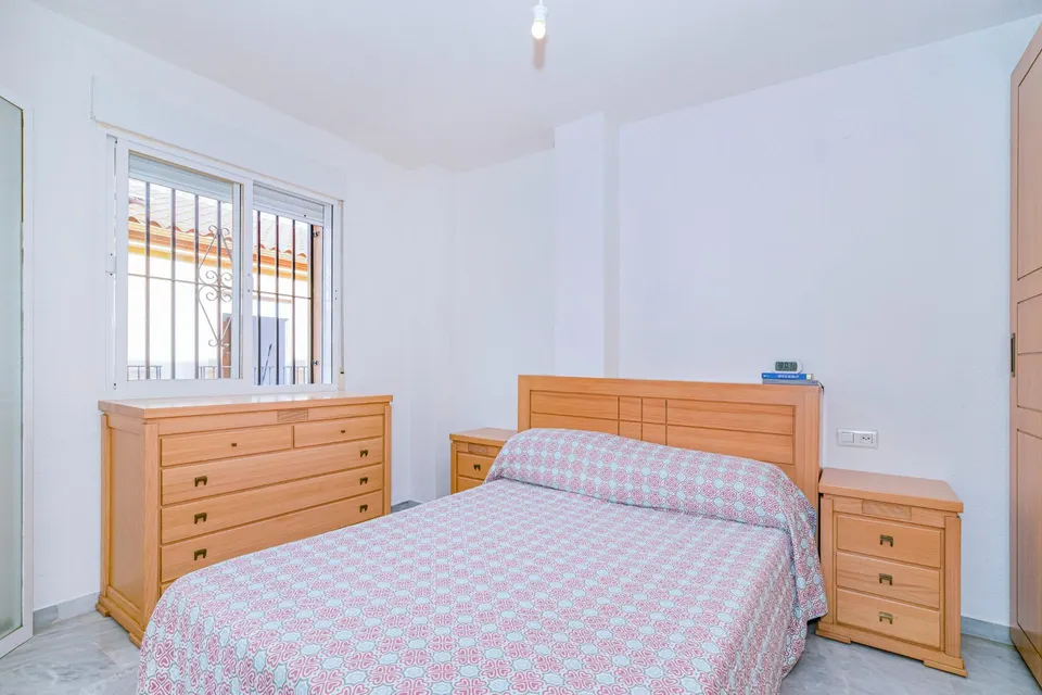 OPORTUNIDAD EN VENTA DE CASA ADOSADA DE 3 DORMITORIOS EN VEGAS DEL GENIL