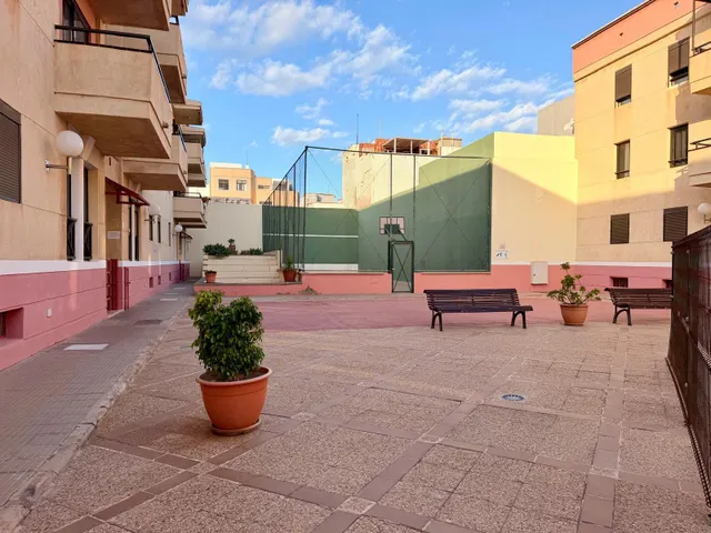 Terraza, piscinas y playa: tu nuevo hogar en Arinaga, con garaje y trastero — 25