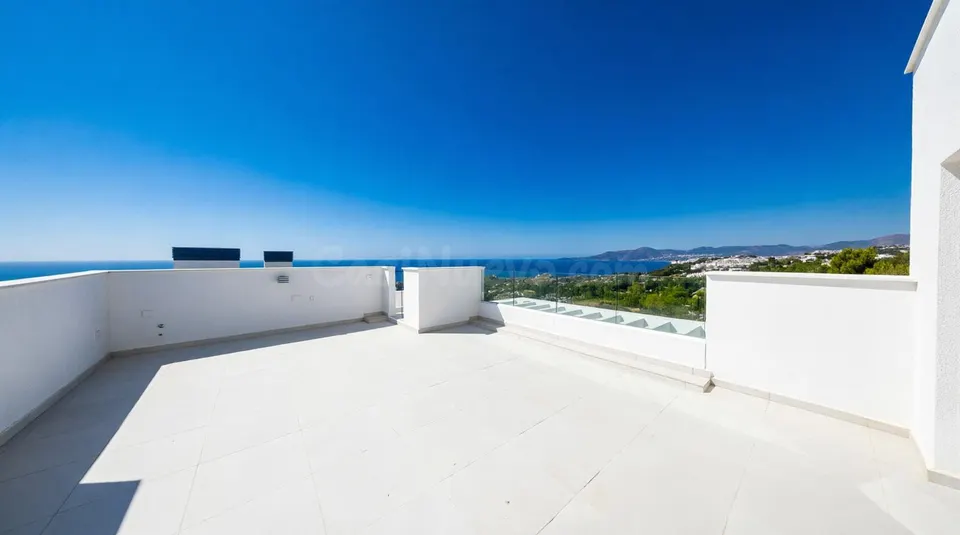 ¡GRAN OPORTUNIDAD! ÁTICO DE LUJO CON SOLÁRIUM PRIVADO Y VISTAS AL MAR Y MONTAÑA EN BENALMÁDENA – BLUE SEA HOMES