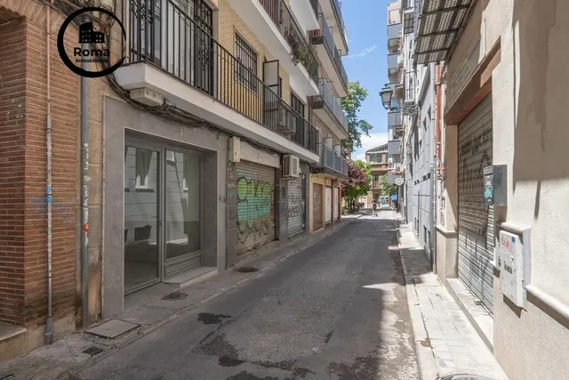Piso en el centro de Granada, totalmente reformado con dos grandes dormitorios y un baño — 35