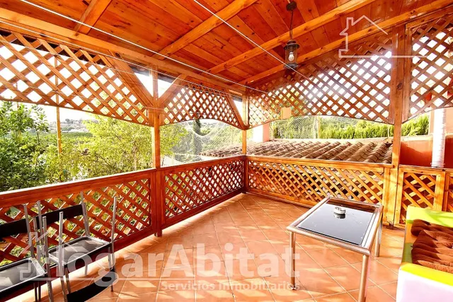 VILLA SEMINUEVA CON PISCINA, TERRAZA Y GRAN JARDÍN — 3