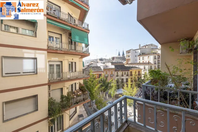 Piso en esquina con terraza y vistas a Plaza Mariana Pineda, Granada — 13
