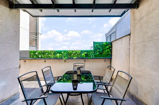 ÁTICO CON TERRAZA, GARAJE Y TRASTERO EN ADELFAS – 2 DORMITOR