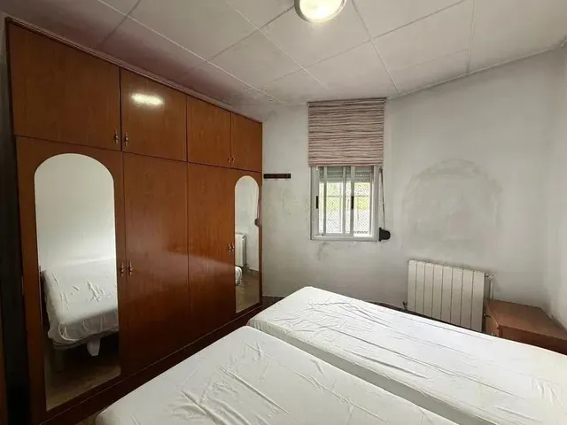 CHALET ADOSADO A REFORMAR, ESQUINERO CON SALIDA A DOS CALLES — 7