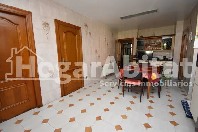 VILLA de 2 alturas con JARDÍN y PISCINA — 38