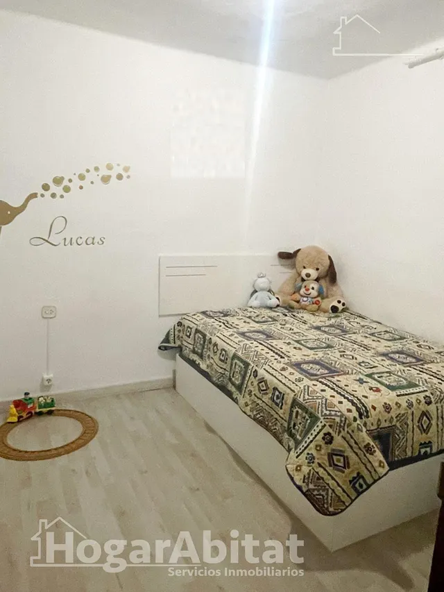AMPLIA CASA CON MUCHAS POSIBILIDADES — 16