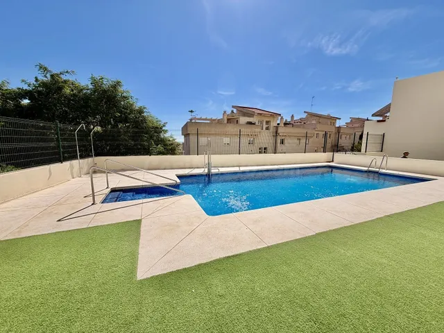 Ático dúplex de dos dormitorios con vistas al mar en Benalmádena, Costa del Sol — 4